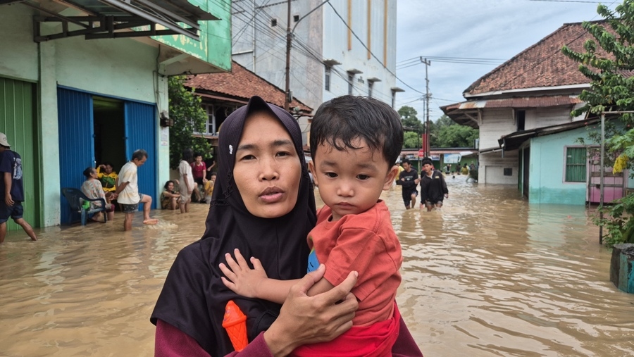 Cerita Korban Banjir di Muara Enim, Dewi : Makanan yang Akan Dijual Akhirnya Dibagi-bagikan, Tapi Kami Butuh Susu Untuk Anak