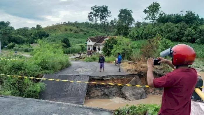 Banjir dan Longsor Lumpuhkan Akses Jalan di OKU Selatan, Warga Diminta Gunakan Jalur Alternatif