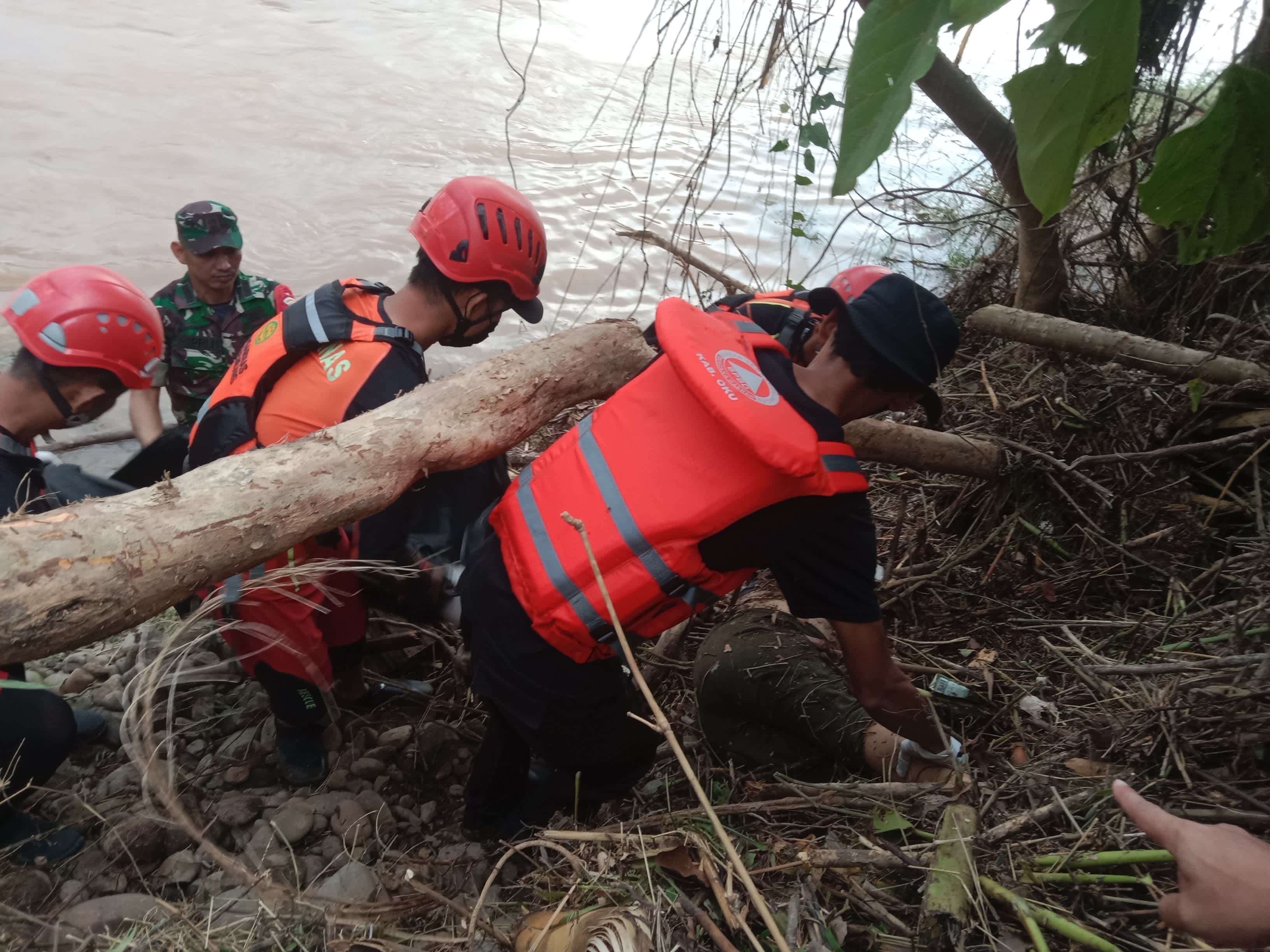 Tim SAR Temukan Dua Korban Hilang Akibat Banjir Bandang di Sumsel