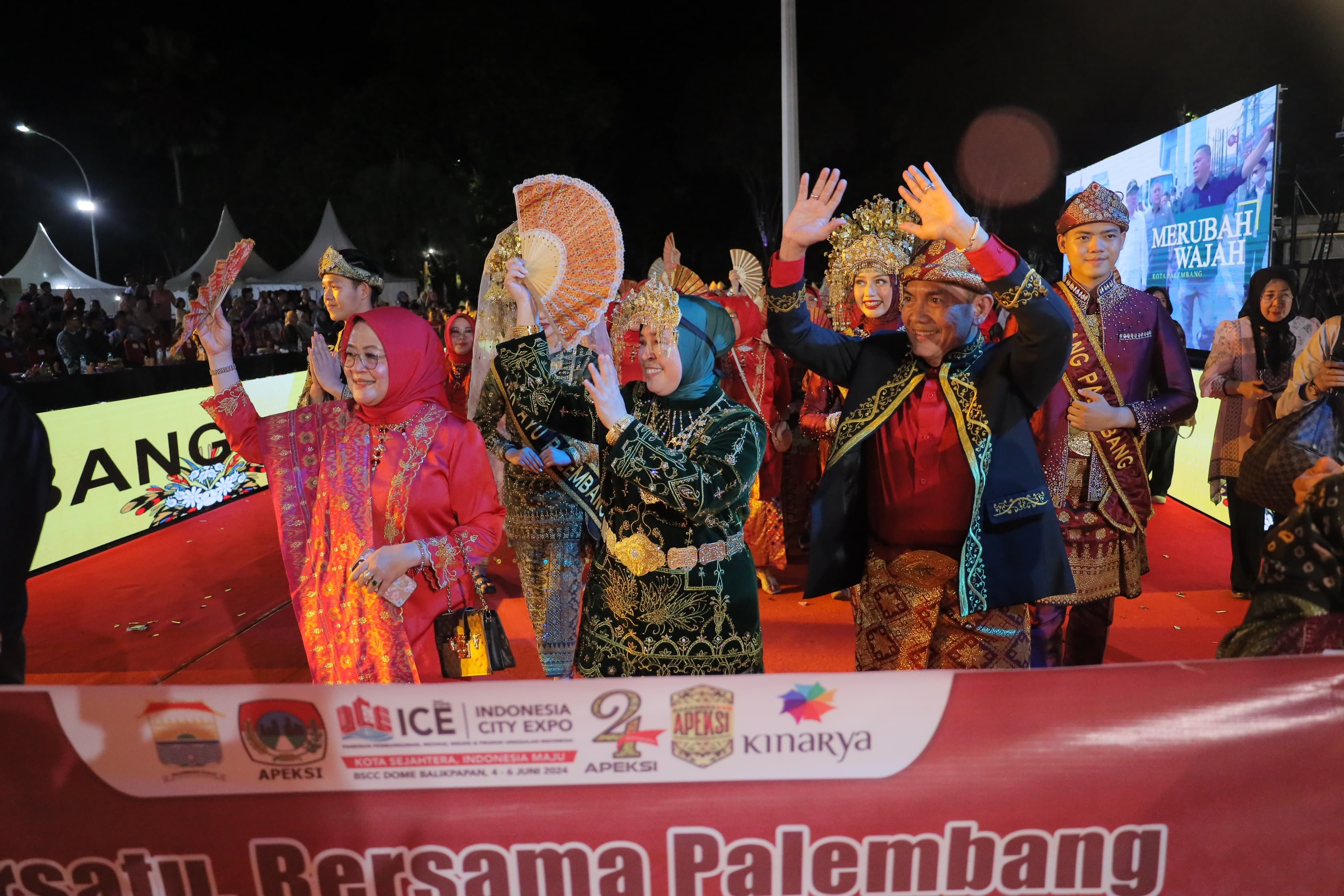 Kota Palembang Tampil Memukau di Karnaval Apeksi ke XII 2024 di Balikpapan