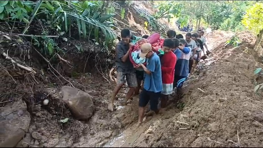 Warga Berobat di Gotong dan Jalan Kaki, Akibat Longsor Susulan di Desa Lubuk Nipis