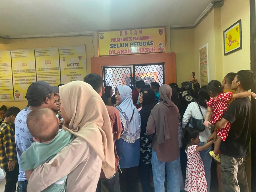 Rela Antri Demi Besuk Keluarga di Rutan Mapolrestabes Palembang