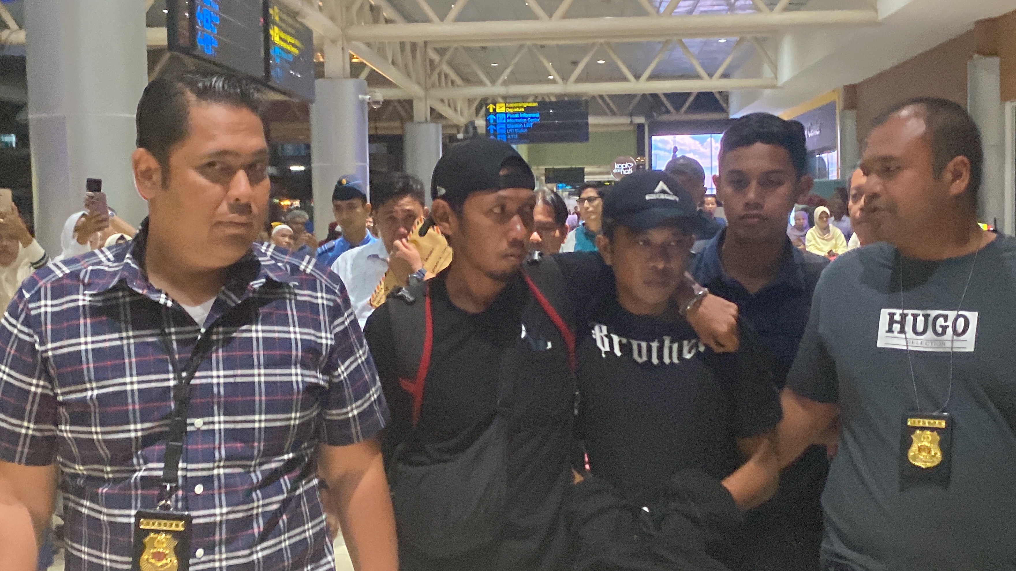 Dikawal Ketat Polisi Saat Tiba di Bandara, Terduga Otak Pelaku Pembunuhan Pekerja Koperasi Langsung Digiring ke Polrestabes Palembang