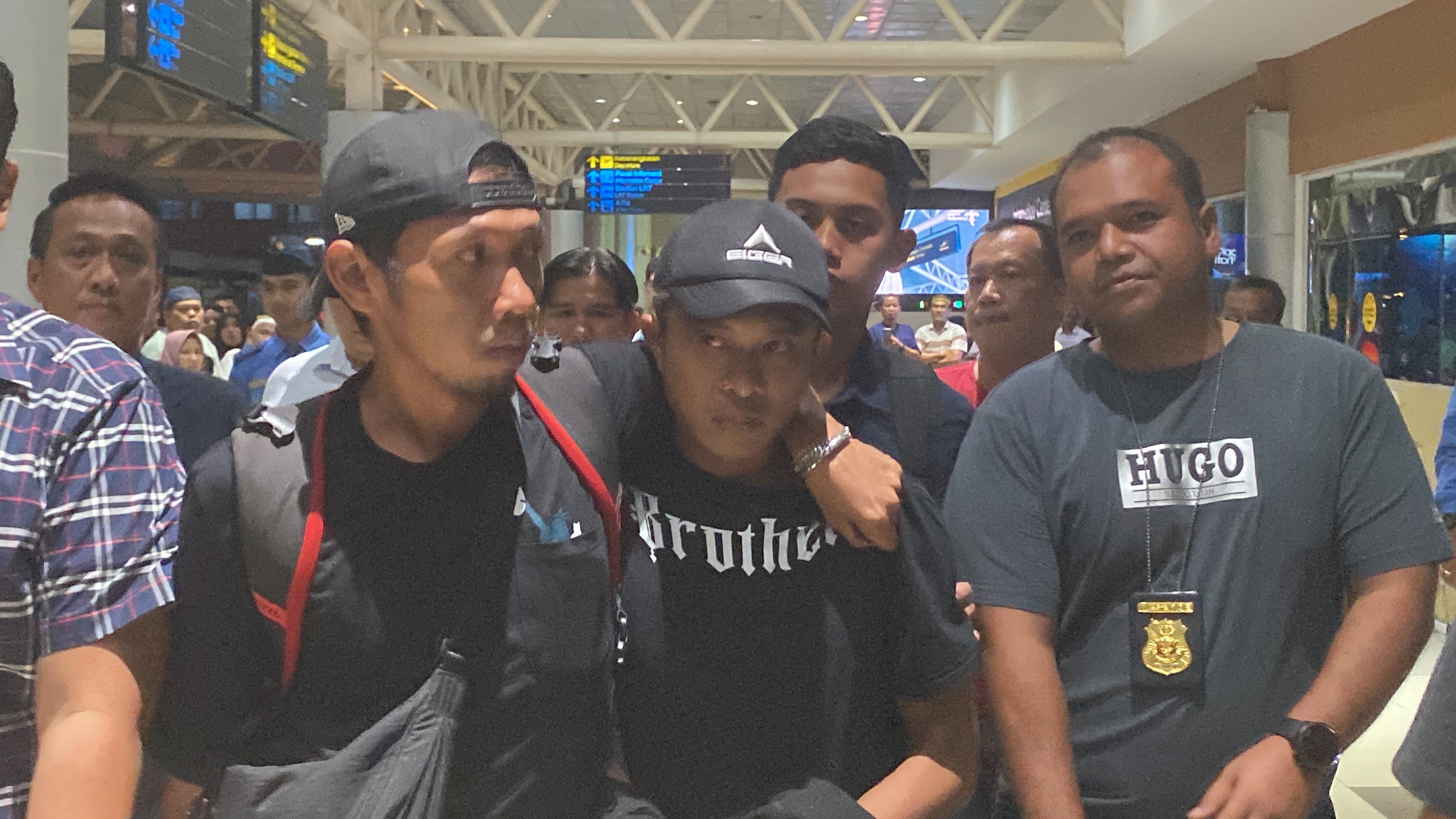 Keluarga Korban Saksikan Kedatangan Pelaku Antoni dengan Tangan Terborgol dan Dikawal Ketat Polisi, Sempat Dihalau Saat Akan Hampiri Pelaku