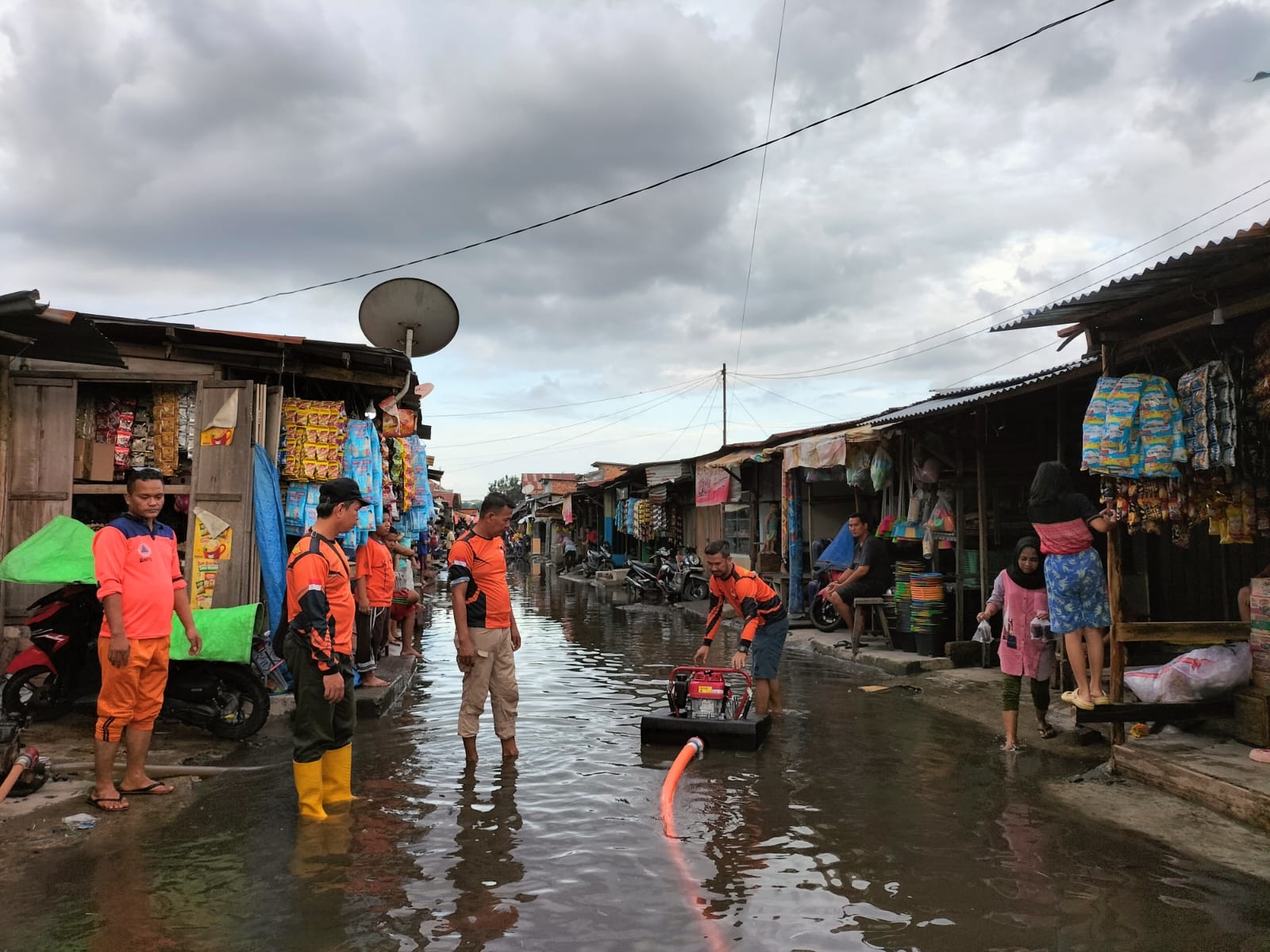 BPBD Kabupaten Muaraenim Atasi Banjir di Kawasan Pasar Baru Tanjung Enim