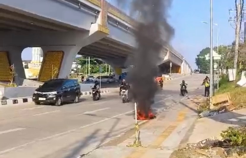 Detik-detik Sepeda Motor Hangus Terbakar di Bawah Flyover Sekip Ujung Palembang