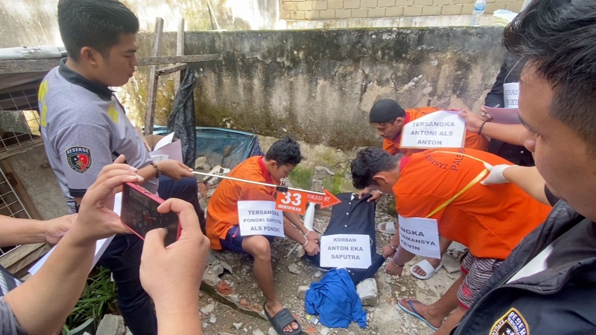 Rekonstruksi Pembunuhan Karyawan Koperasi Simpan Pinjam di Palembang Jadi Tontonan Warga
