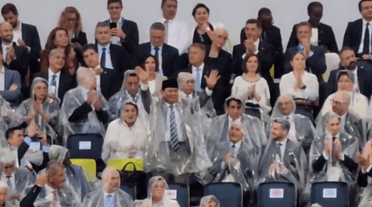 Meski Diguyur Hujan, Prabowo Berikan Semangat pada Kontingen Indonesia di Pembukaan Olimpiade Paris 2024