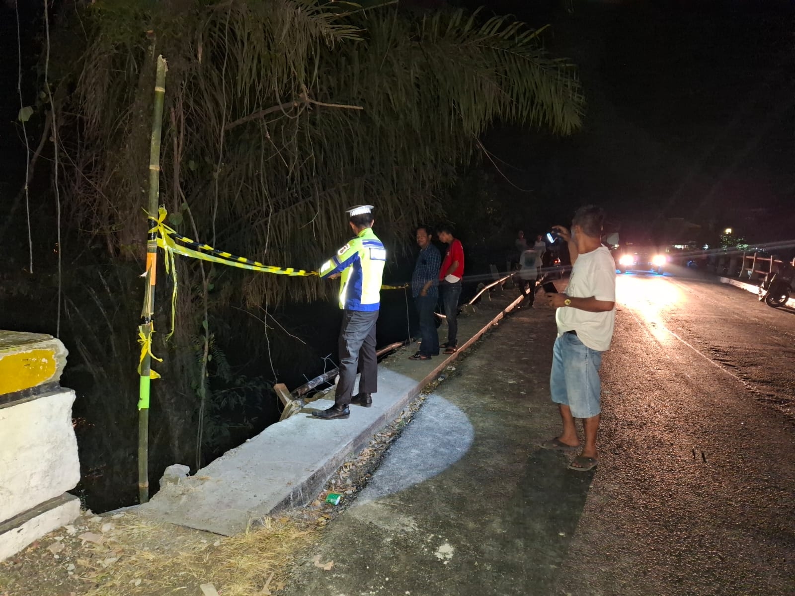 Diduga Sopir Lalai, Mobil Fortuner Tabrak Pembatas Jembatan Hingga Terjun ke Sungai