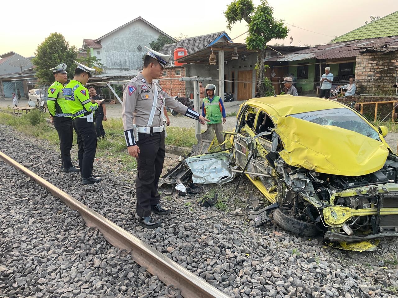 Kecelakaan Mobil dan Kereta di Muara Enim, Pengemudi Mobil Dilarikan ke Rumah Sakit
