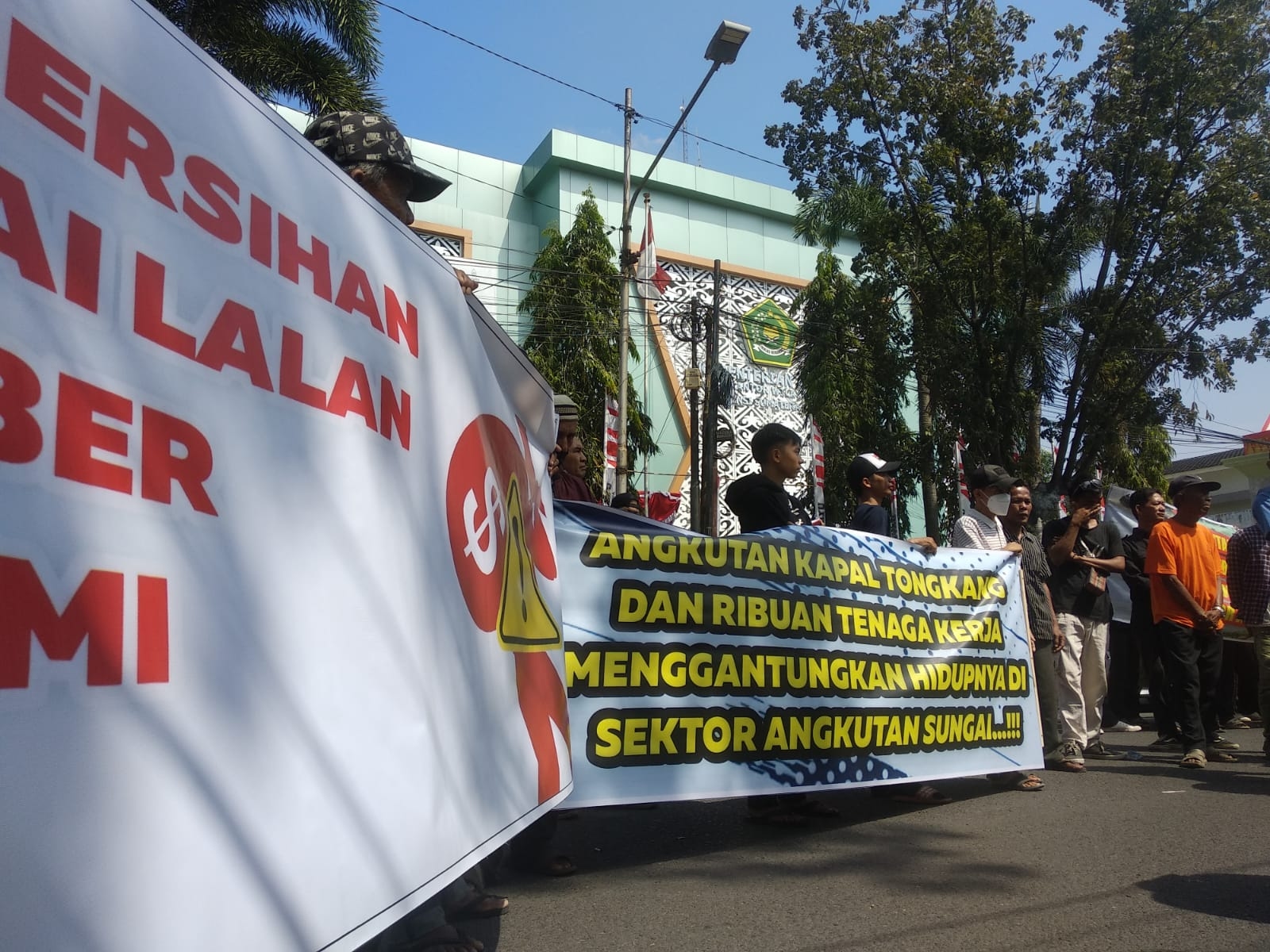 Masyarakat Lalan Minta Pemprov Sumsel Segera Perbaiki Jembatan P.6 yang Ambruk