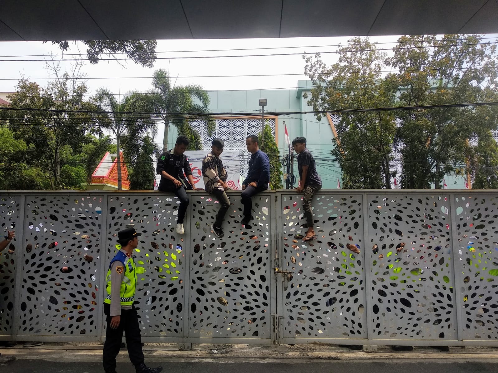 Warga Lalan Minta Kejelasan Soal Jembatan Ambruk, Sekda Muba: Kapal Tongkang Akan Ditahan Jika Tak Ganti Rugi
