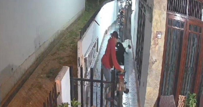 Aksi Curanmor di Palembang Terekam CCTV, Pelaku Sempat Ancam Akan Menembak Pemilik Kosan