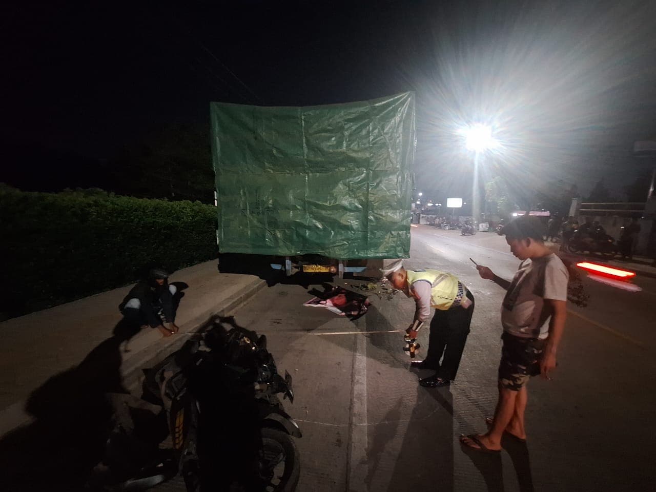 Tabrak Truk yang Sedang Menepi, Pengendara Motor di Palembang Meninggal di Tempat