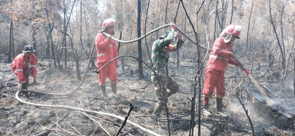 Kesulitan Sumber Air, Manggala Agni Berjibaku Padamkan Karhutla di Sumsel