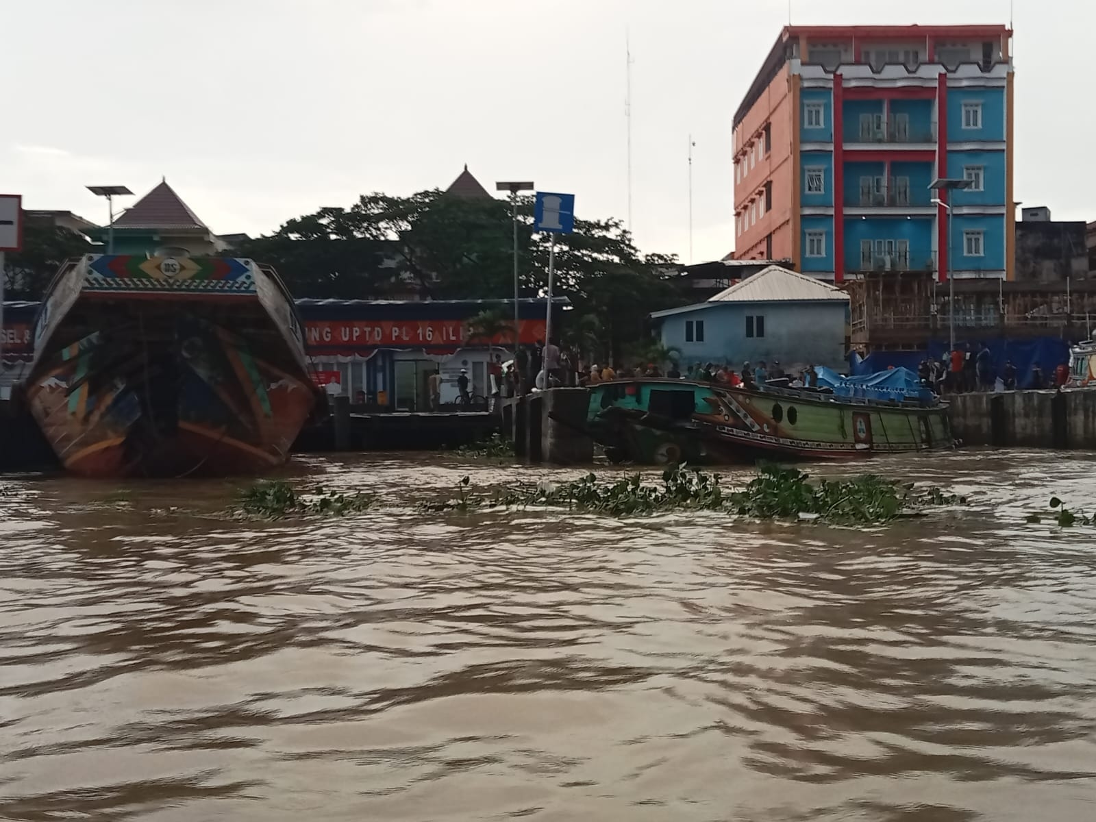 Angin Kencang Bikin Tongkang Lepas Kendali, Satu Kapal Jukung Tenggelam di Palembang