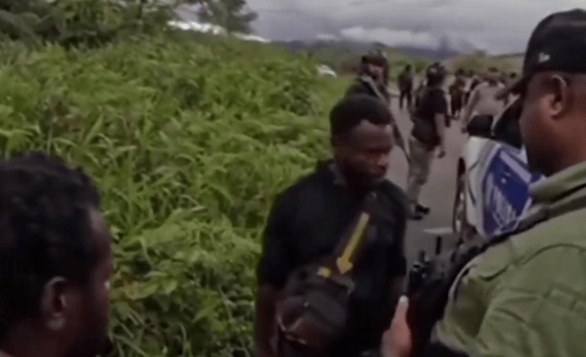 Viral! Rombongan Brimob Dihalang Warga Papua, Diminta "Uang Permisi" Rp 1 Miliar