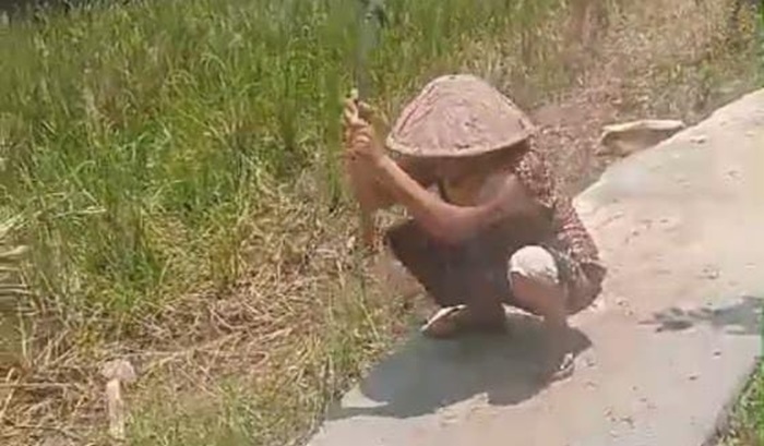 Viral! Emak-emak di Sumsel Ngamuk Hancurkan Jalan Beton, Alasannya Bikin Geleng-geleng Kepala