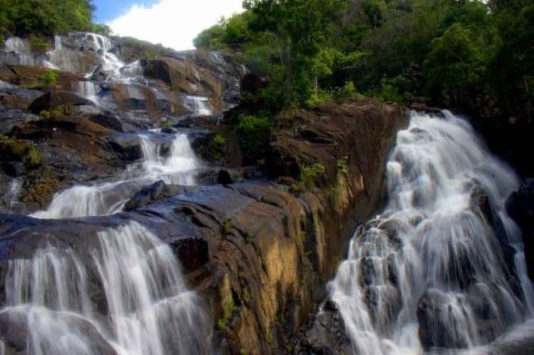 Keindahan Air Terjun Temburun yang Tersembunyi di Pulau Siantan, Wajib Masuk Daftar Wisata Anda!