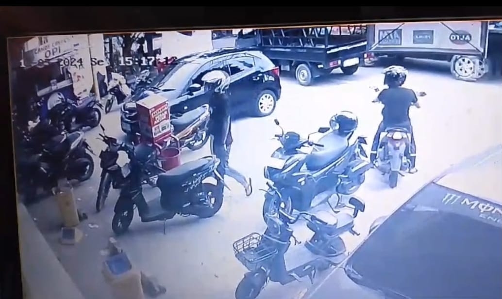 Motor Warga Musi Rawas Raib di Depan Alfamart, Pelaku Terekam CCTV