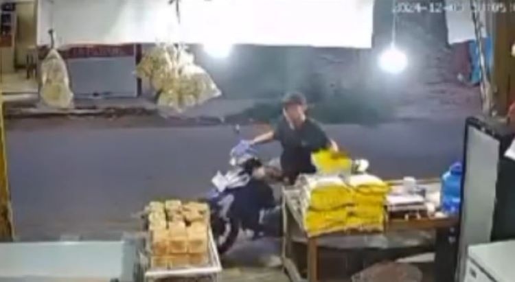Viral di Media Sosial Palembang, Pelaku Pencurian Beras Terekam CCTV