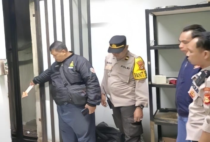 Lift Barang Jatuh di Grand Atyasa, Lengan Kru Lighting di Palembang Terputus