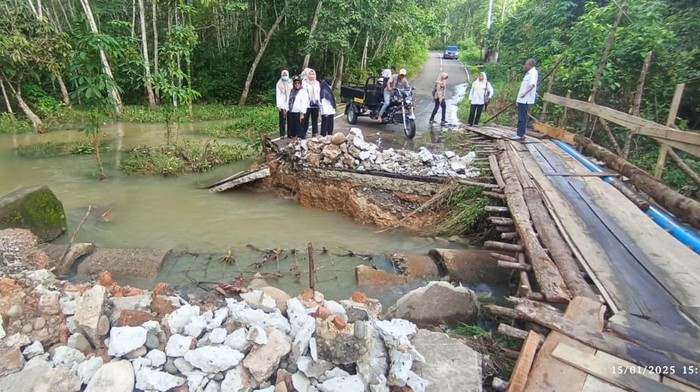Banjir dan Luapan Sungai Sebabkan Jalan Tani di Prabumulih Tak Bisa Dilalui