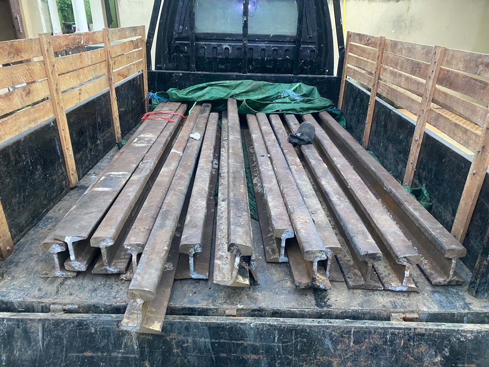 Empat Tersangka Pencurian Besi Rel Kereta Api PT KAI Ditangkap Polsek Kertapati Palembang