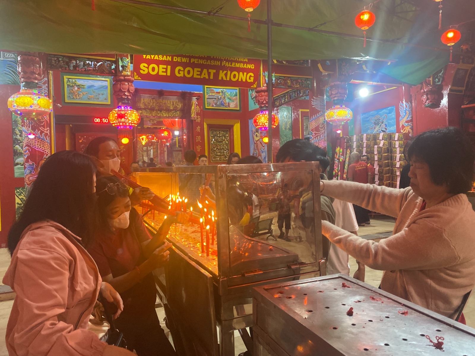 Suasana Imlek di Kelenteng Dewi Kwan Im Palembang