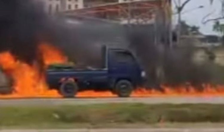 Mobil Pick Up Diduga Bermuatan BBM Terbakar, Api Menjalar di Jalan Alamsyah Ratu Prawiranegara Palembang