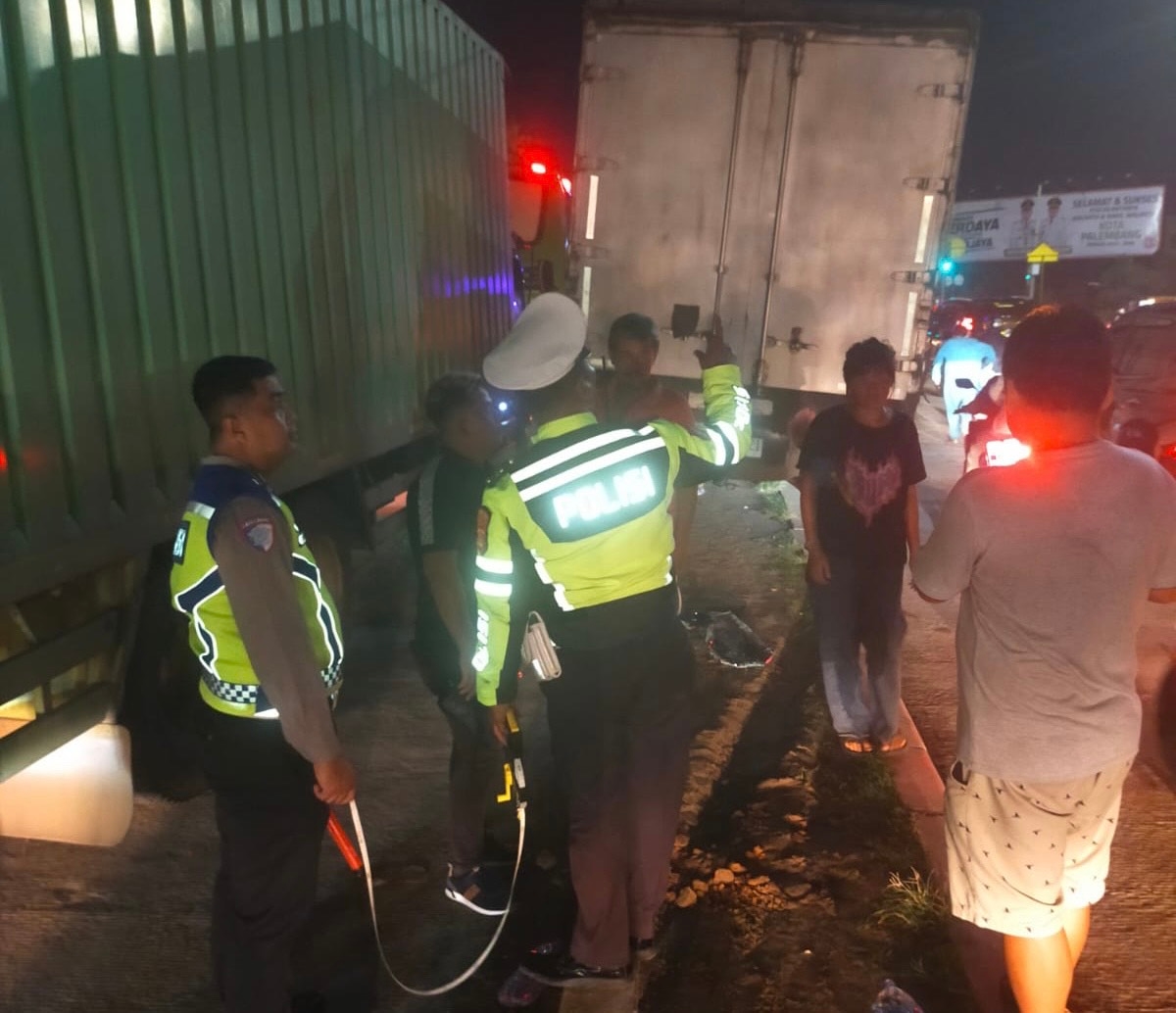 Rem Blong, Truk Fuso Tabrak Tiga Mobil dan Satu Motor di Palembang