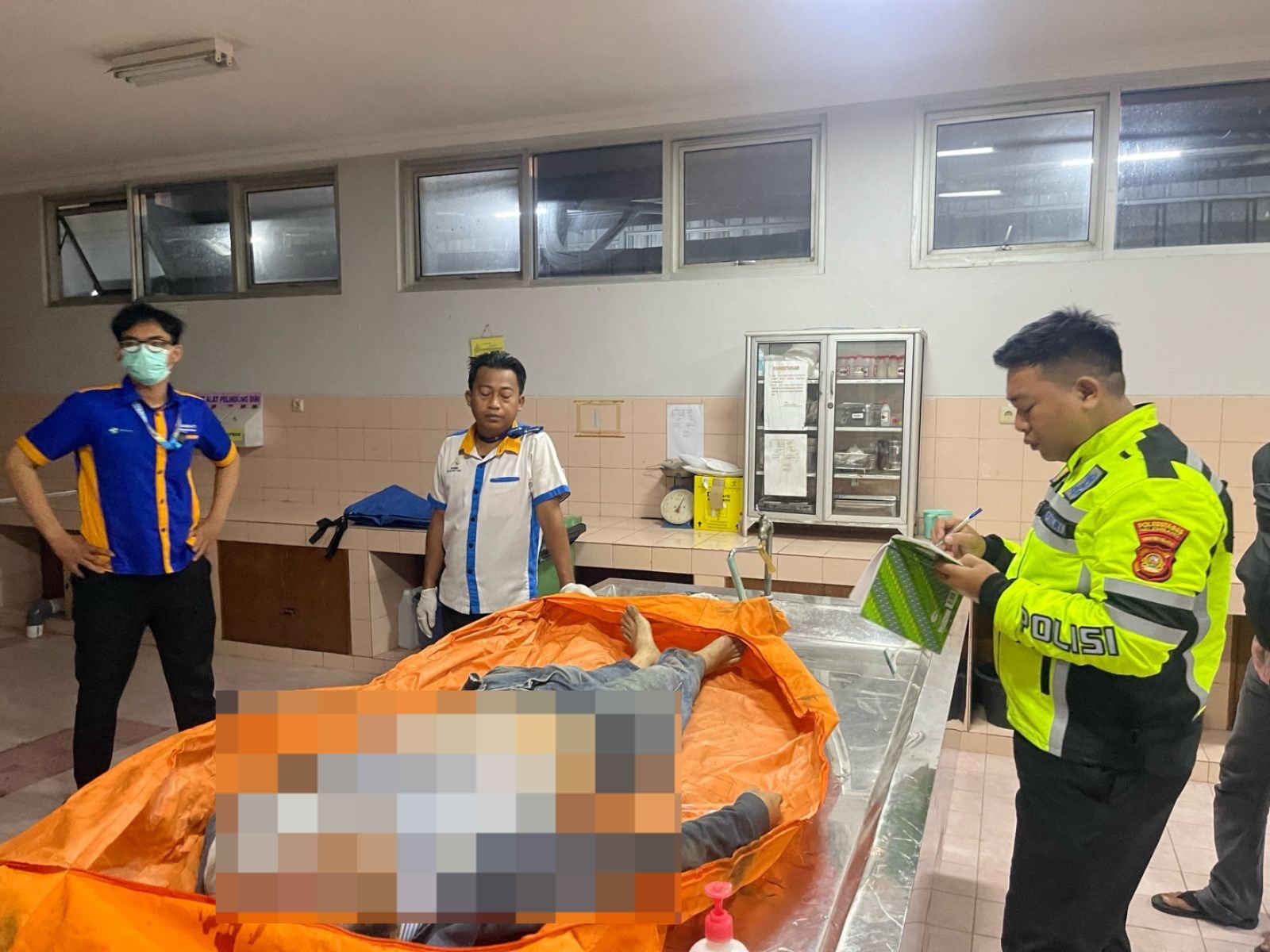 Diduga Oleng, Pengendara Motor Tewas Usai Tabrak Tiang LRT di Palembang