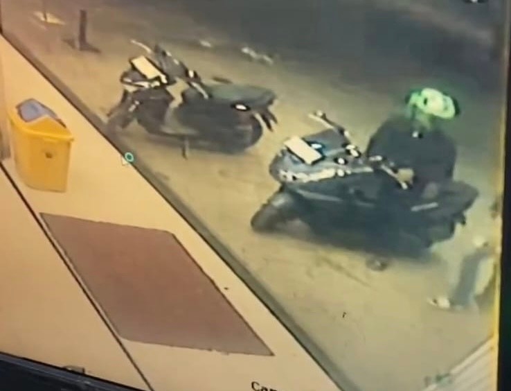 Karyawan Minimarket di Palembang Kehilangan Motor, Aksi Pelaku Terekam CCTV!