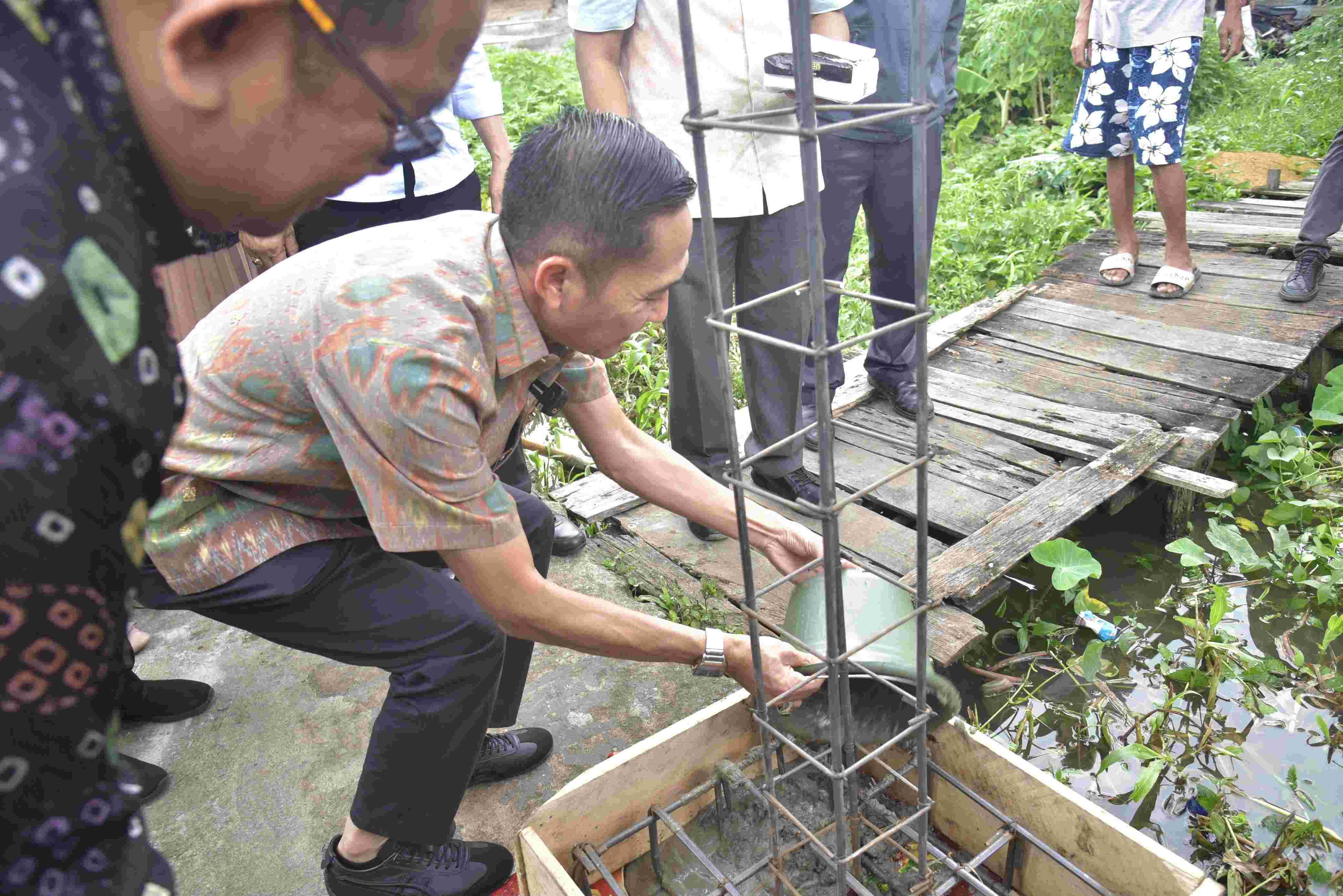 Walikota Palembang Ratu Dewa Renovasi Rumah Warga Tidak Layak Huni Pakai Dana Pribadi