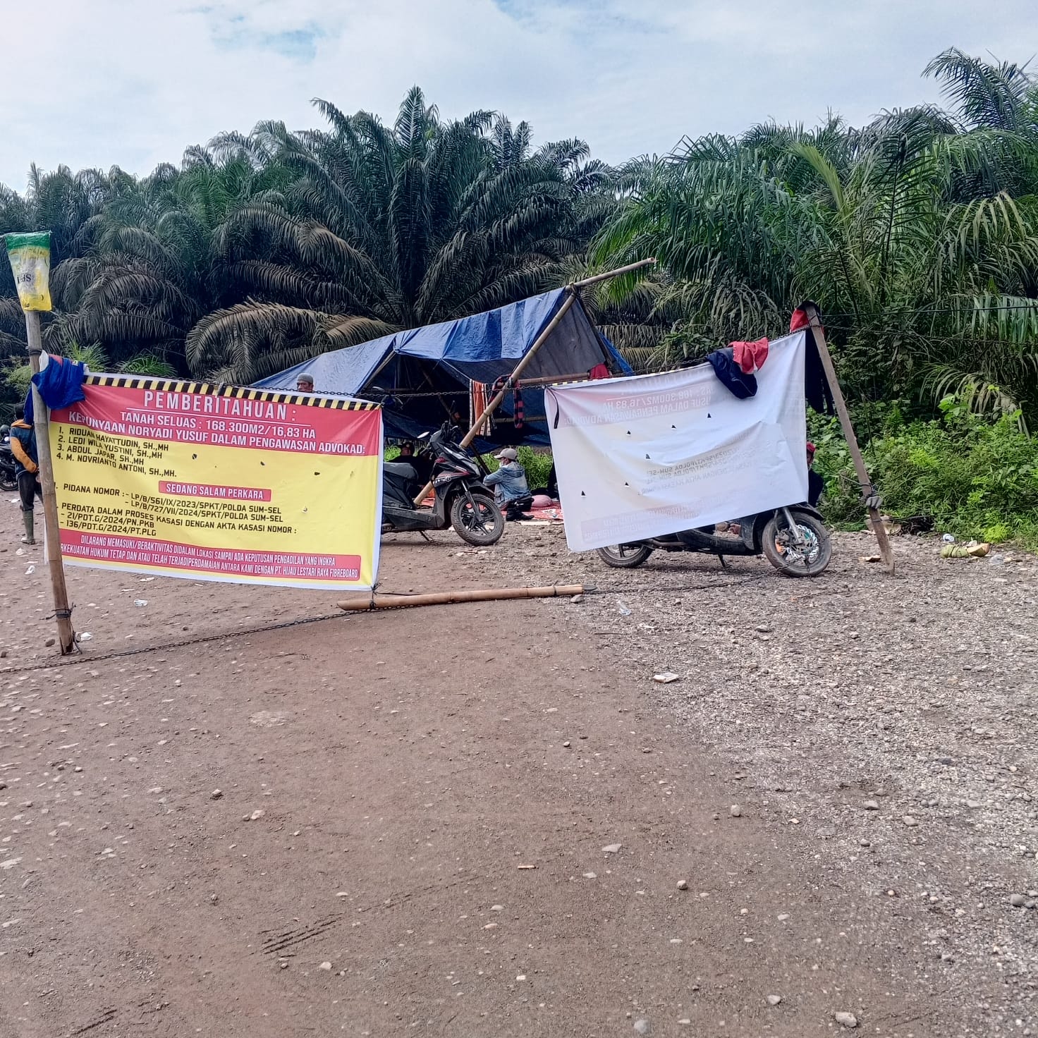 Puluhan Sopir Truk Terjebak Akibat Penutupan Jalan ke Pabrik PT Hijau Lestari di Banyuasin