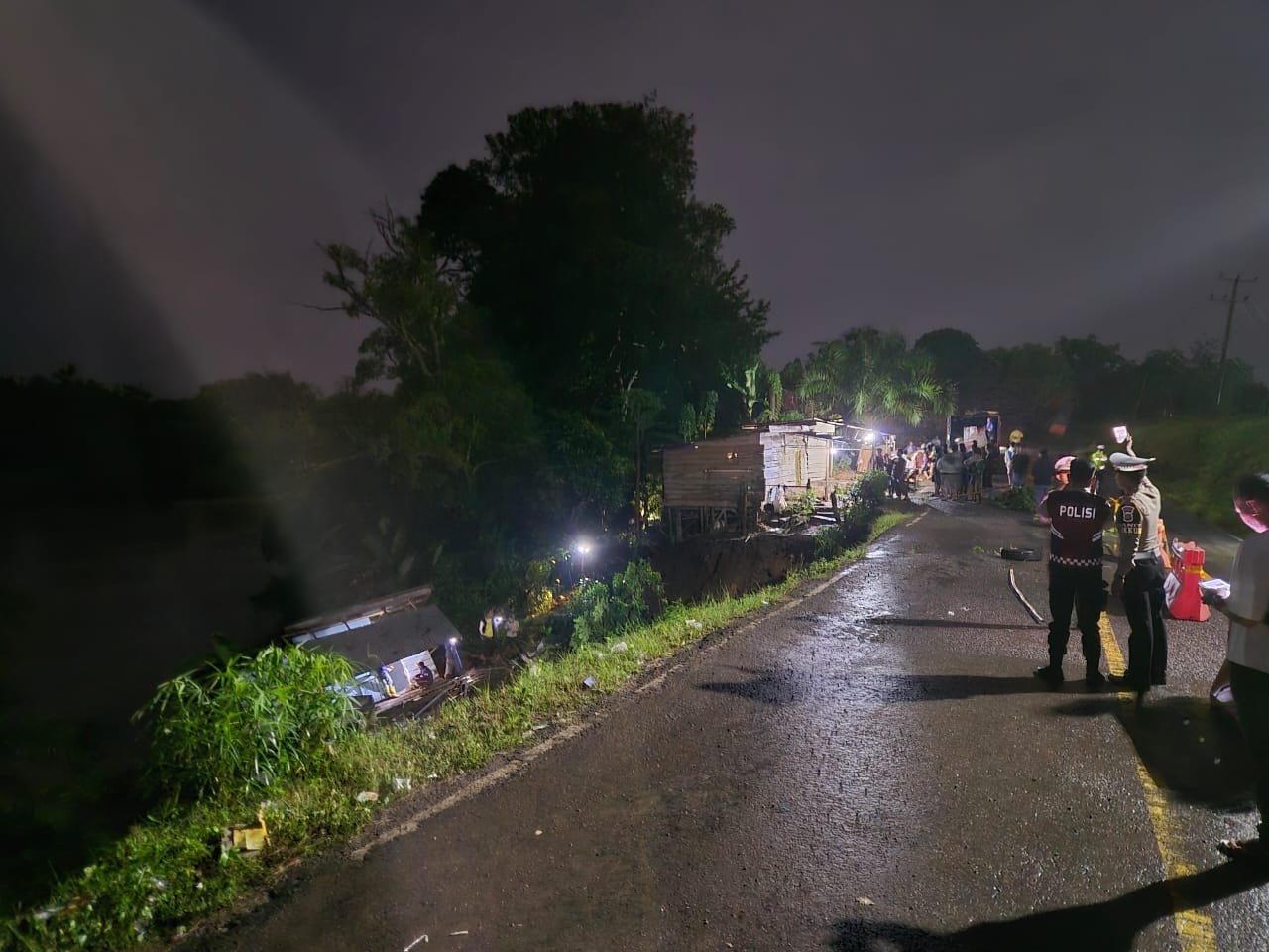 Tanah Longsor di Musi Rawas, Polisi Alihkan Arus Lalu Lintas untuk Kendaraan Besar