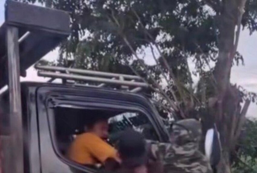 Viral! Pakai Jaket Loreng, Aksi Pemalakan Sopir Truk di Lampu Merah Palembang