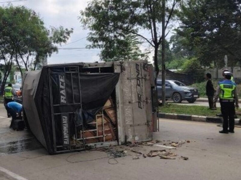 Truk Angkut 140 Peti Jeruk Kecelakaan di Palembang, Sopir Sempat Banting Setir