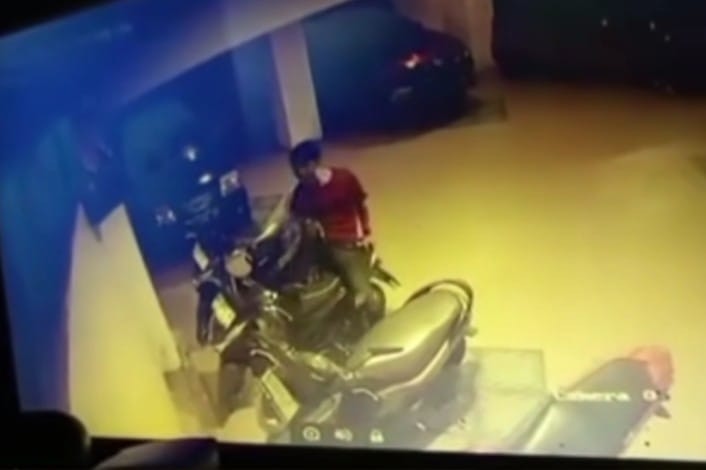 Aksi Maling Motor di Masjid Nurul Muallim Terekam CCTV, Pelaku Gasak Beat Saat Jamaah Sholat Isya