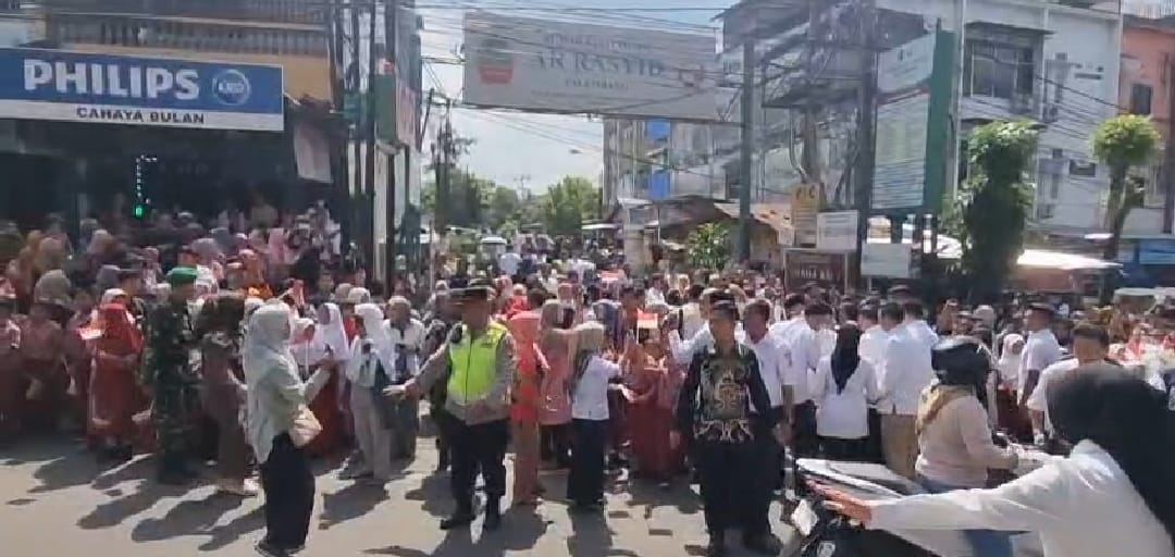 Siswa SDN 129 Palembang Antusias Sambut Iring-iringan Presiden Prabowo, Meski Tak Jadi Mampir