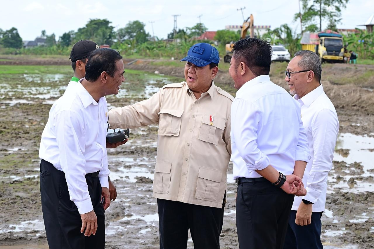 Gubernur Herman Deru Dampingi Presiden Prabowo Tebar Benih Padi di Lahan Rawa Ogan Ilir