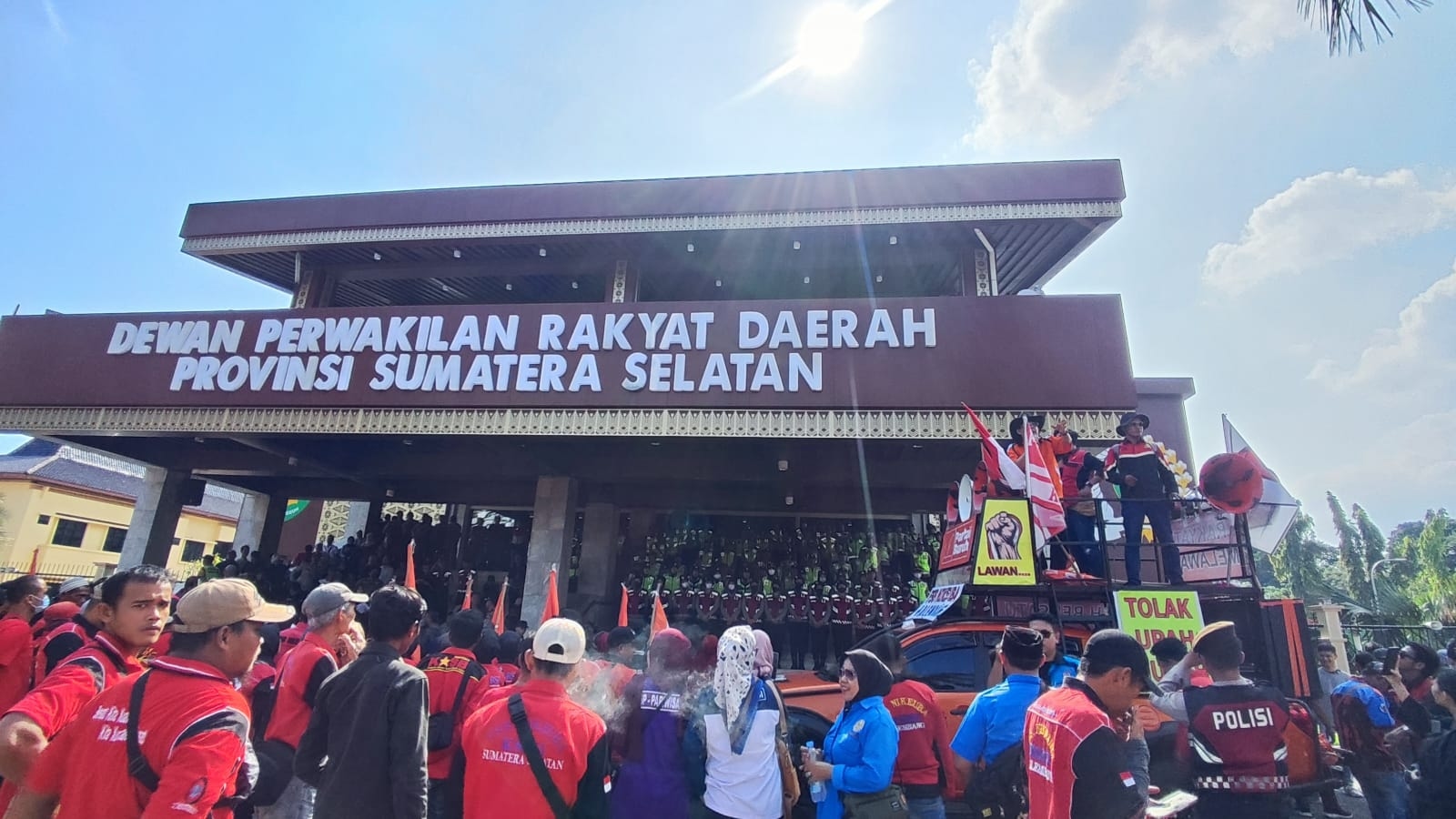 Ribuan Buruh Kepung DPRD Sumsel di Hari Buruh 2025, Desak Revisi UMSP dan Penghapusan Outsourcing