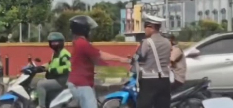 Viral! Pemotor Tarik Baju Polisi Satlantas di Palembang karena Tak Terima Ditilang