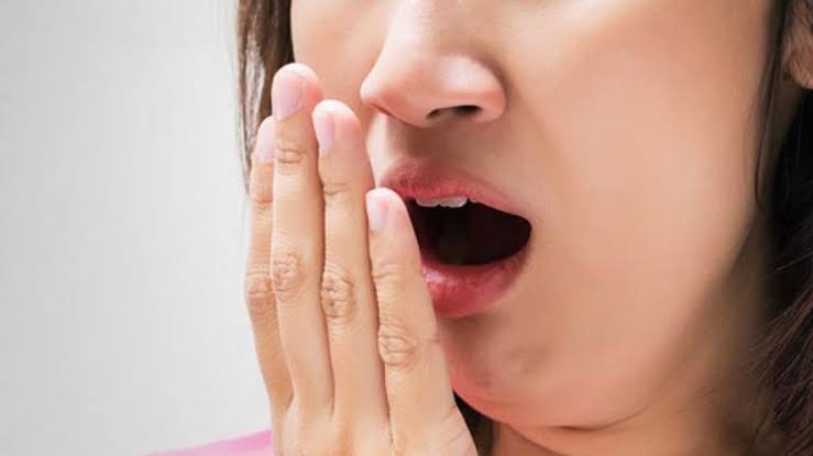 5 Cara Ampuh Usir Bau Mulut, Bikin Percaya Diri Saat Ngobrol