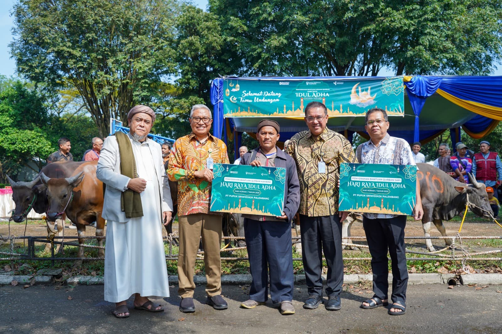 Pusri Salurkan 38 Sapi dan 22 Kambing Kurban ke Warga Kampung Sehati