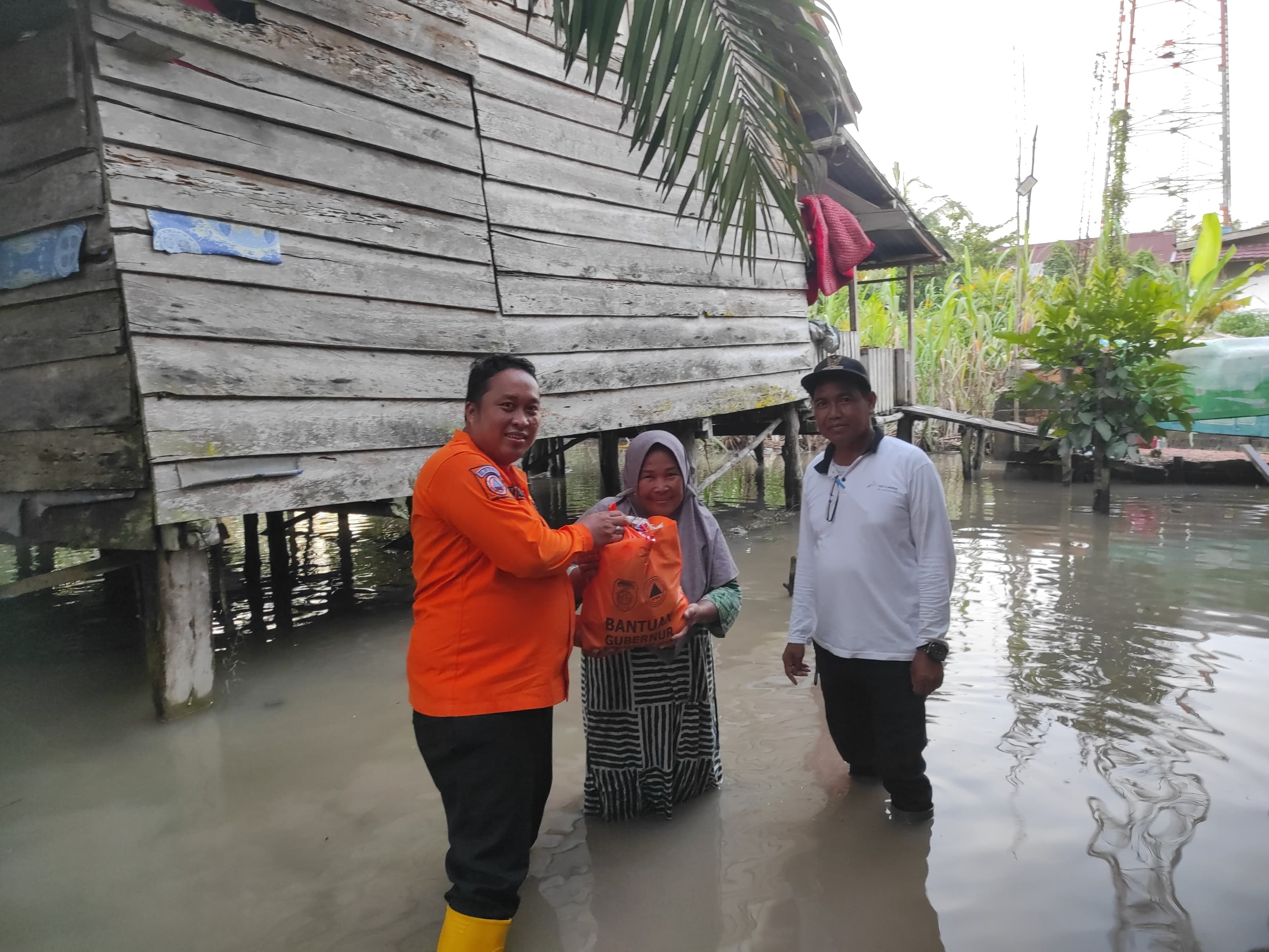 Gubernur Sumsel Salurkan Bantuan Sembako untuk Korban Banjir di Bayung Lencir