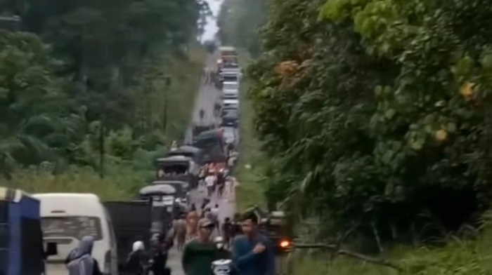 Truk Pembawa Alat Musik Terperosok di Jembatan Rusak, Lalu Lintas Musi Rawas-PALI Sempat Macet