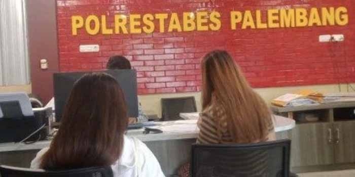 Cemburu Buta, Adik Kejar Kakak Pakai Parang Gegara Pacarnya Berfoto dengan Bule