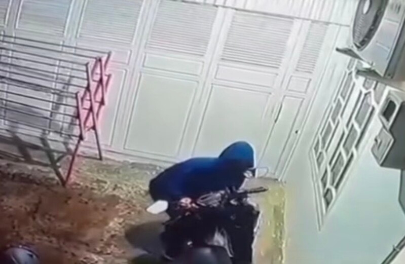 Motor Karyawan Minimarket Raib Digondol Maling di Sako Palembang, Aksi Terekam CCTV