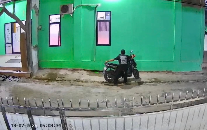 Awas! Motor Jemaah Masjid Al-Amin Raib Saat Subuh, Pelaku Terekam CCTV Leluasa Beraksi